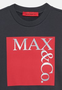 Felpa grigio scuro con collo a giro, caratterizzata da una grande scatola rossa e da un testo argentato che dice "MAX&Co." centrato all'interno della scatola.