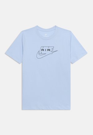 Svetlo modra kratka majica s kratkimi rokavi s črnim logotipom Nike Air v sredini prsnega koša, ki prikazuje stilizirano besedo "AIR" in Nike znak.