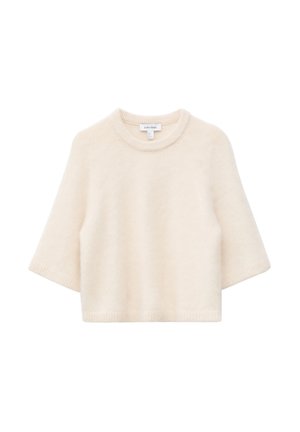 Roomkleurige zachte gebreide trui met driekwartmouwen en een ronde hals, weergegeven op een witte achtergrond.