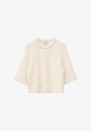 Roomkleurige zachte gebreide trui met driekwartmouwen en een ronde hals, weergegeven op een witte achtergrond.