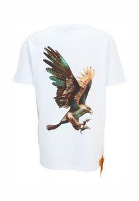 Hvid bomulds t-shirt med et stort, detaljeret grafisk motiv af en ørn med farverige vinger, der er præsenteret på ryggen. Justerbar vævet label.