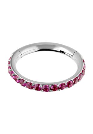 Silberne Creolen mit runden rosa Edelsteinen rund um den äußeren Rand, mit Klappverschluss.