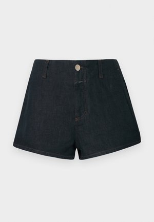 Pantalones cortos de mezclilla oscura con cintura alta, cierre frontal con botones y costuras contrastantes en naranja. Bolsillos estándar en la parte delantera y trasera.