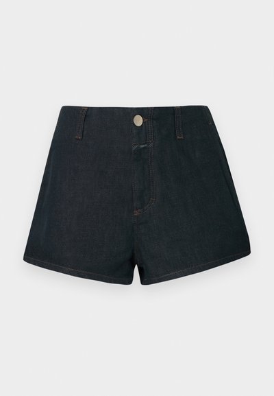 Σκούρα τζιν σορτς με ψηλή μέση, κλείσιμο με κουμπιά μπροστά και αντίθετη πορτοκαλί ραφή. Κανονικές τσέπες μπροστά και πίσω.