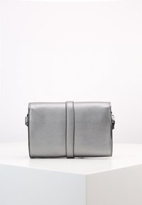 Borsa a tracolla in pelle grigia con una texture liscia, forma rettangolare e un dettaglio cucitura centrale. Presenta una tracolla regolabile.