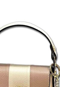 Sac en cuir avec des rayures horizontales rose clair et crème, doté d'une bandoulière noire et de accents en métal doré. Fini texturé visible.