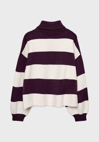 Pull en maille rayé avec un haut col roulé, présentant de larges rayures horizontales en violet foncé et crème, avec des poignets larges et côtelés.