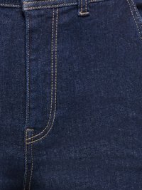Jean en denim bleu foncé avec une texture lisse, doté de surpiqûres jaune doré, d'une poche avant et d'une ceinture classique.