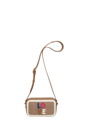 Borsa a tracolla beige con texture intrecciata, caratterizzata dalla scritta "LOVE" in vari colori. Accenti bianchi lisci e una tracolla intrecciata aggiungono dettagli.