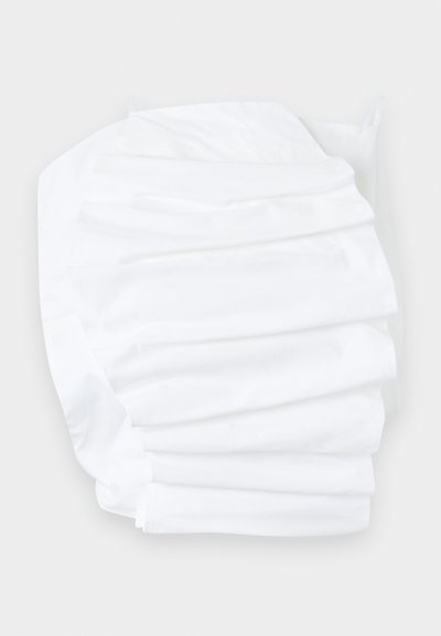 Λευκό ελαστικό σεντόνι με ελαστικές άκρες, τακτοποιημένα διπλωμένο σε φωτεινή επιφάνεια.