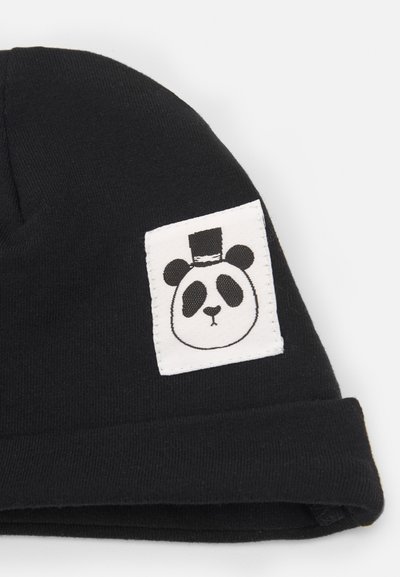 Gorro preto com punho dobrado, com um patch branco exibindo a cara de um panda usando um chapéu de copa. Material em algodão, textura suave.
