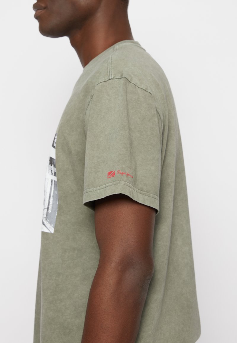 Herren T-Shirts basic | Pepe Jeans CROOKE T-Shirt print range/oliv - SK00803 Herren T-Shirts basic | Pepe Jeans CROOKE T-Shirt print range/oliv - SK00803