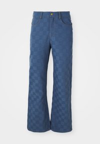 Pantaloni evazați din denim albastru, cu un model în carouri, dotati cu buzunare frontale, închidere cu nasture și detalii de cusătură contrastante.