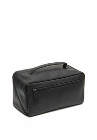 Beauty case in pelle nera con forma rettangolare, fondo piatto, manico superiore e una tasca laterale con cerniera per ulteriore spazio di stoccaggio.