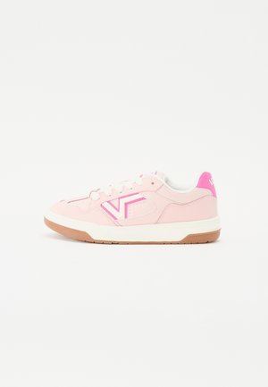 Rosa sportskor med en texturerad syntetisk ovandel, kontrasterande rosa logotyp, vita detaljer och en sula av gummirubber.