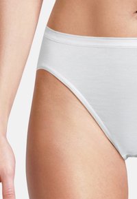 Weiße Baumwoll-Hipster-Unterwäsche mit glatter Textur und elastischem Bund, die ein tief sitzendes Design und einen minimalistischen Schnitt aufweist.