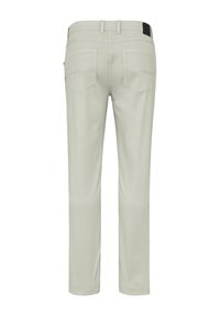 Helle graue Baumwollhosen mit geradem Bein, ausgestattet mit zwei Gesäßtaschen und einem schwarzen Akzent am Hosenbund. Einfaches Design, glatte Textur.