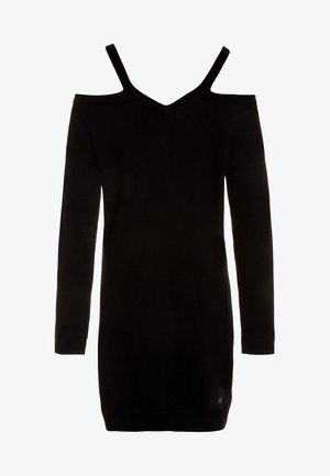 Robe en maille noire à manches longues avec un design à épaules dénudées. Encolure en V, ourlet et poignets côtelés, texture douce, sans motifs ni détails supplémentaires.