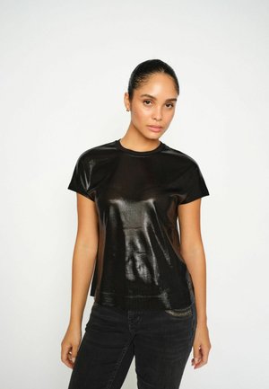 Schwarzes Kurzarm-T-Shirt aus glänzendem, glattem Stoff. Es hat einen runden Halsausschnitt und einen lässigen Schnitt, kombiniert mit dunklen Jeans.