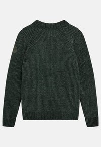 Maglione lavorato a maglia verde scuro con una texture a coste, dotato di un colletto tondo e di una patch con logo sulla manica sinistra.