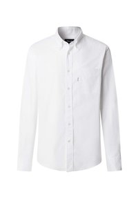 Camisa blanca de manga larga con botones, hecha de algodón, que presenta un cuello abotonado y un bolsillo en el pecho, con una textura sutil.