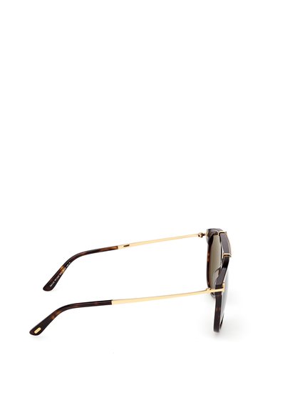 Sonnenbrille mit einem braunen Schildpatt-Rahmen, goldenen Metallbügeln und dunklen Gläsern. Verfügt über ein geometrisches Design und gebogene Schläfenenden.