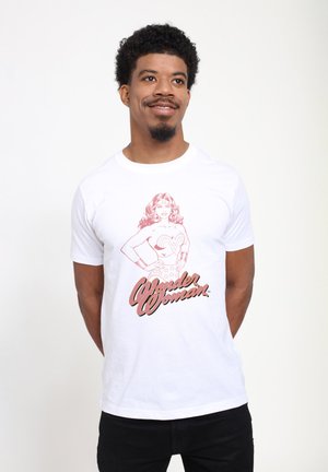 Biała bawełniana koszulka z krótkim rękawem, z czerwonym konturem Wonder Woman i jej imieniem napisanym dużymi, złotymi literami poniżej. Okrągły dekolt.