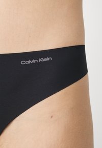 Calvin Klein Underwear THONG INVISIBLES 3 PACK - String - black/black/black