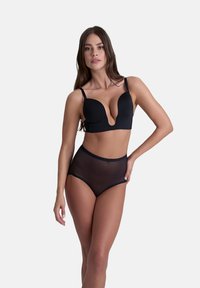Reggiseno nero con scollatura profonda e spalline regolabili, abbinato a perizoma nero trasparente a vita alta. Tessuto liscio con un design classico.