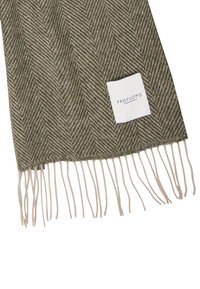 Bufanda de color verde oliva con patrón de espiga, hecha de una tela suave, con flecos en un tono beige claro y una etiqueta blanca con el logo "PROFUOMO".