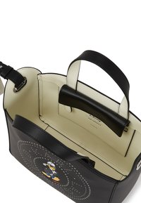 Bolsa de pele preta com um interior em creme contrastante, apresentando um design de personagem na parte da frente e duas alças.
