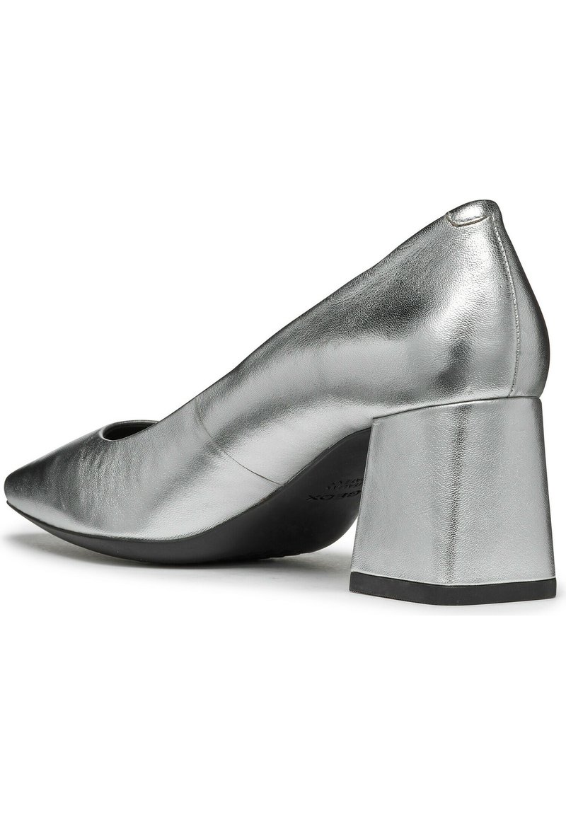 Silberner, metallisch glänzender Pumps mit spitzer Zehenform, breitem Blockabsatz und glatter Lederoberfläche, aus einer seitlich-hinten Ansicht gezeigt.