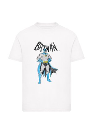 Weißes T-Shirt mit einem Grafikdesign von Batman in Blau und Grau, mit dem Text "BATMAN" darüber in stilisierten schwarzen Buchstaben.