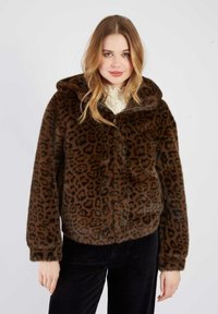 Brązowa sztuczna futrzana kurtka w leoparda, z kapturem i zamkiem z przodu. Teksturowany materiał i krótki fason.