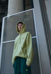 Carhartt WIP - HOODED AMERICAN SCRIPT - Sweat à capuche - pale olive Image miniature 1