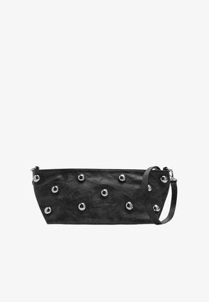 Czarna skórzana kopertówka z błyszczącymi srebrnymi ćwiekami, o skośnym kształcie, z odpinanym paskiem na ramię. Zamek błyskawiczny u góry.