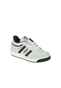 Zapatillas de cuero blanco con rayas negras, puntera redonda, cuello acolchado y detalles texturizados. Cuenta con cordones blancos y acentos de logo.