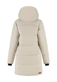 Beige gewatteerde winterjas met capuchon, lange mouwen, zwarte binnenmanchetten en een klein merkembleem nabij de zoom, weergegeven vanuit de achterkant.
