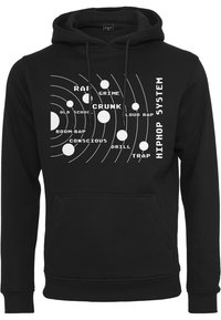 Felpa nera con cappuccio e lacci, presenta un testo grafico bianco che elenca generi musicali: rap, grime, crunk, drill e altri.