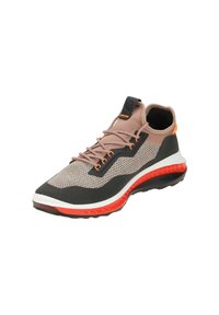 Chaussure de sport avec une tige en mesh respirant beige et gris, accents orange, et une semelle rembourrée rouge et blanche. Design ergonomique avec lacets.