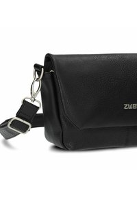 Borsa a tracolla nera in pelle con superficie strutturata, dotata di chiusura a patta e accessori in metallo argentato. Cinghia regolabile inclusa.
