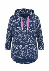 Felpa con cappuccio blu navy con motivo astratto bianco a forma di stella marina, cordini rosa e maniche a tre quarti, con orlo posteriore leggermente più lungo.