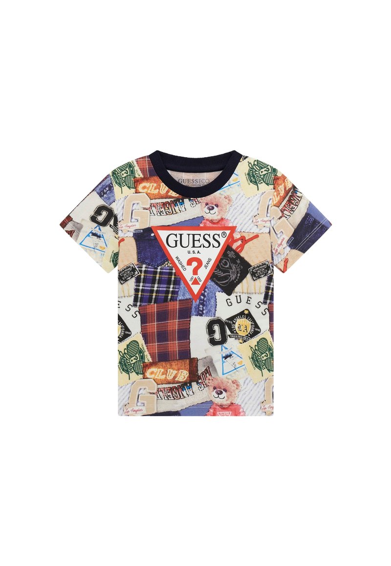 T-shirt à manches courtes en coton, présentant un design patchwork coloré avec des logos, un motif tartan et un graphique d'ours en peluche. Col marine.