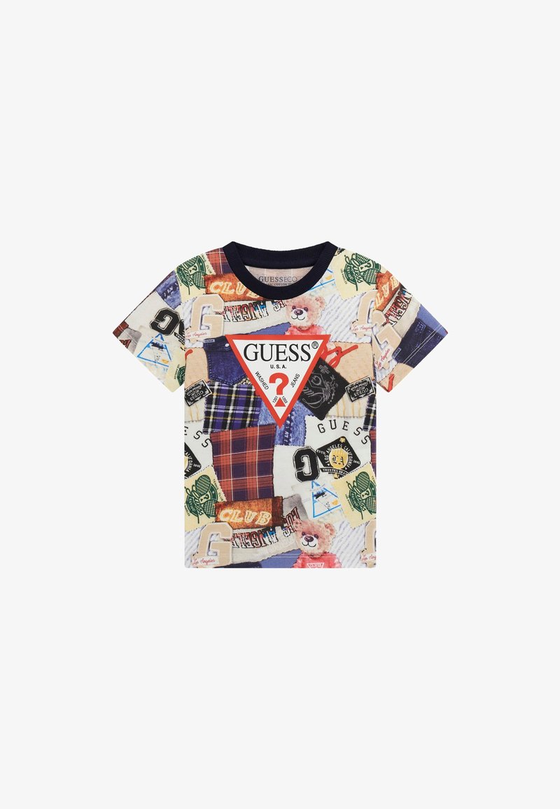 T-Shirt mit kurzen Ärmeln aus Baumwolle, das ein buntes Patchwork-Design mit Logos, Karos und einem Teddy-Bären-Graphic zeigt. Marinefarbener Kragen.