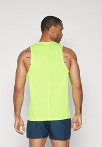 ASICS CORE SINGLET - Top - safety yellow