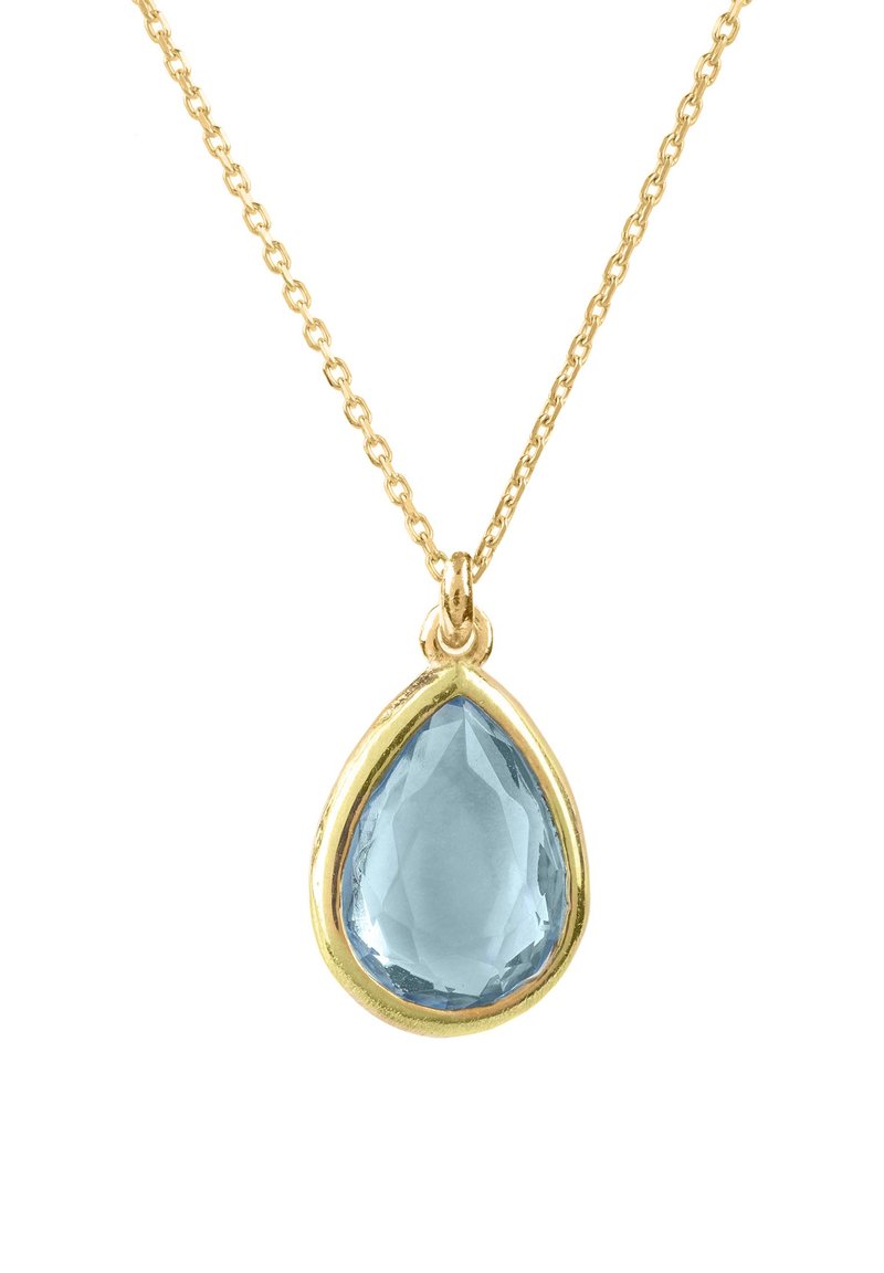 Goldkette mit einem tropfenförmigen, hellblauen Edelsteinanhänger, der eine polierte Oberfläche und eine filigrane Facettierung aufweist.