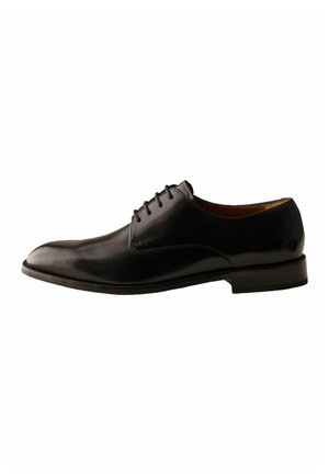 Schwarzer Herrenschuh aus Leder mit geschlossener Schnürung, glatter Spitze und niedrigem Absatz, von der Außenseite auf weißem Hintergrund gezeigt.