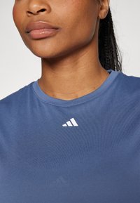 adidas Performance DESIGNED - T-shirt till träning - preloved ink