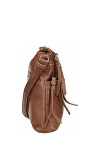 Borsa a tracolla in pelle marrone con finitura texturizzata, chiusura a zip, accessori in metallo, tasche laterali e spallacci regolabili. Presenta nappe decorative.