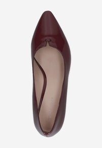 Escarpin en cuir verni bourgogne avec un bout pointu et un accent découpé, présentant une texture lisse et un subtil détail de marque intérieure.